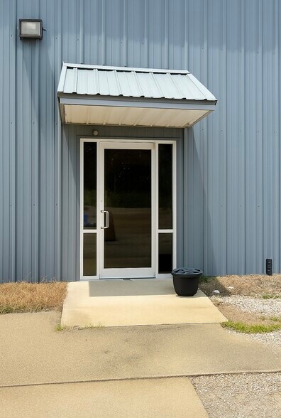More Photos Of 1576 Old Fannin Rd, Brandon Warehouse For Lease