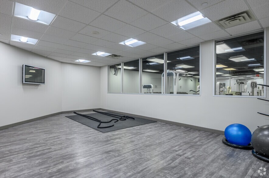 More Photos Of 8111 Lyndon B Johnson Fwy, Dallas Office For Lease