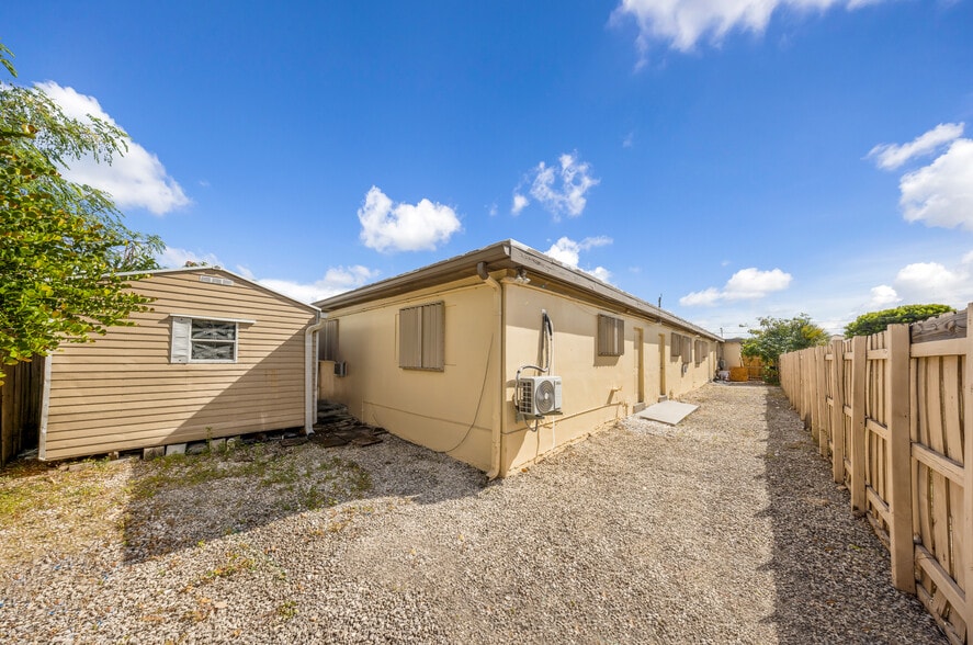 More Photos Of 223 SW 5th Ct, Deerfield Beach Multifamily For Sale