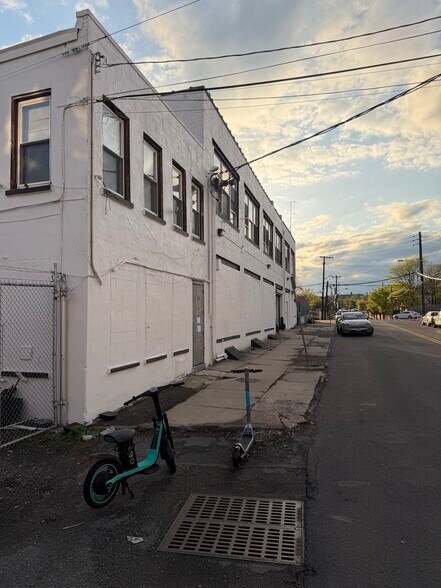 More Photos Of 60 Dickerson St, Newark Light Manufacturing For Lease