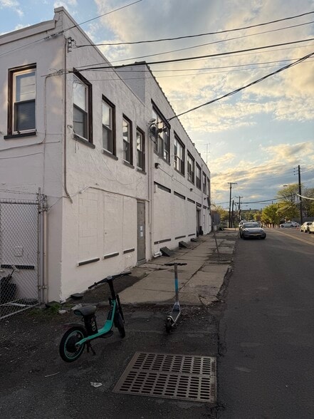 More Photos Of 60 Dickerson St, Newark Light Manufacturing For Lease
