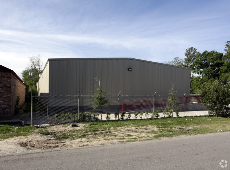 More Photos Of 8561 Rayson Rd, Houston Warehouse For Lease