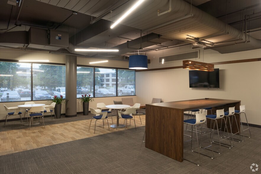 More Photos Of 4343 Commerce Ct, Lisle Office For Lease