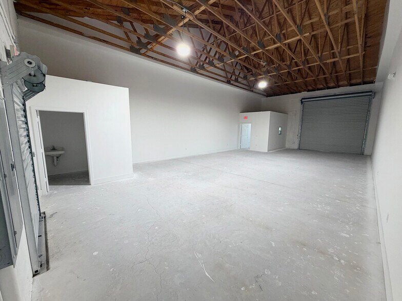 More Photos Of 1602 SE South Niemeyer Cir, Port Saint Lucie Warehouse For Lease