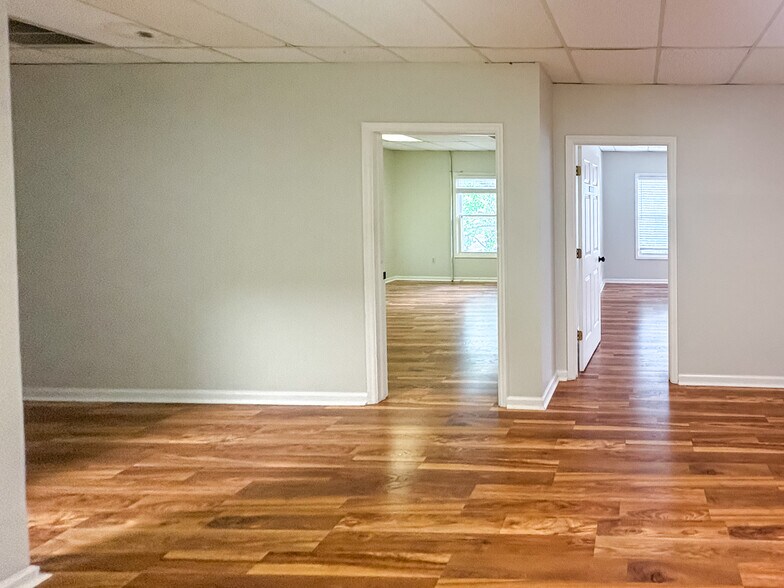 More Photos Of 890 Johnnie Dodds Blvd, Mount Pleasant Office For Lease