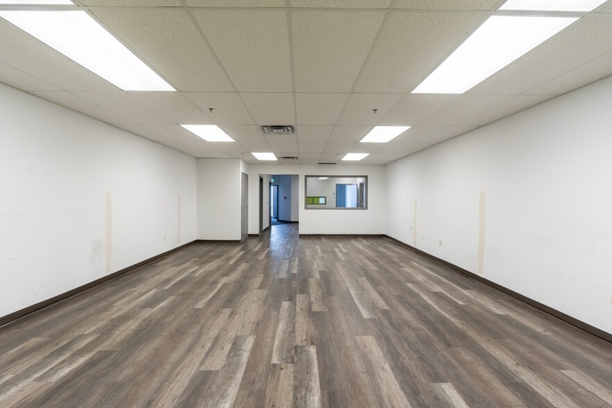Primary Photo Of 8552-8678 Boul Pie-IX, Montréal Warehouse For Lease