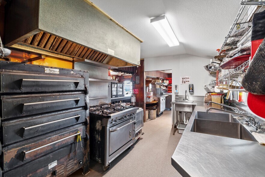 More Photos Of 110 W Bailey St, Ponder Restaurant For Sale