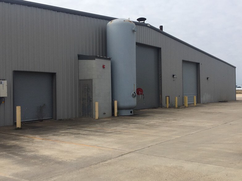 More Photos Of 9007 N US Hwy 59, Victoria Warehouse For Sale
