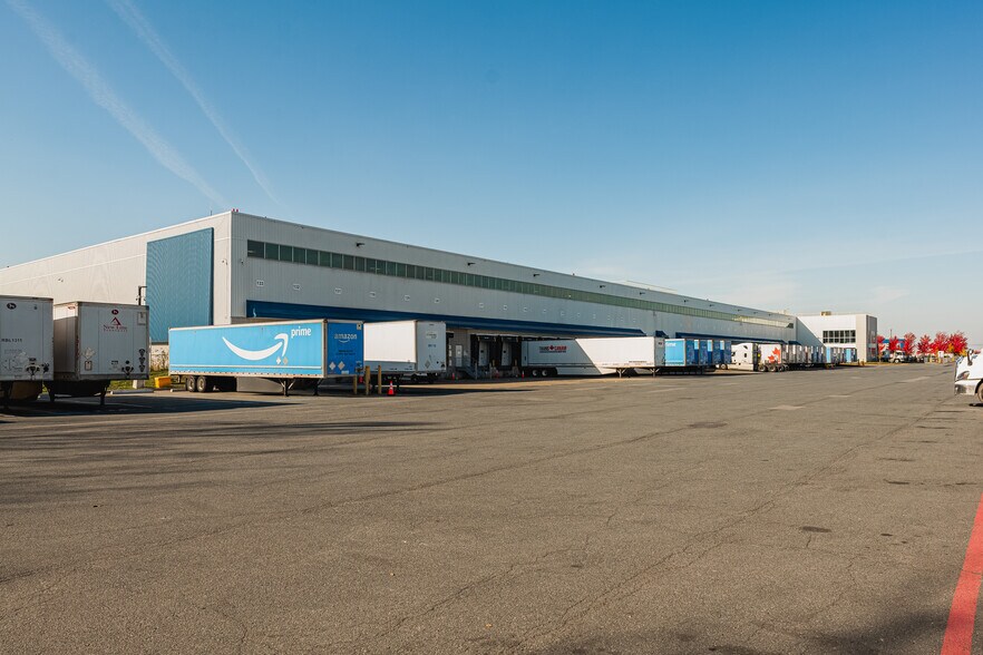 More Photos Of 5799 Rte De L'aéroport, Longueuil Distribution For Lease