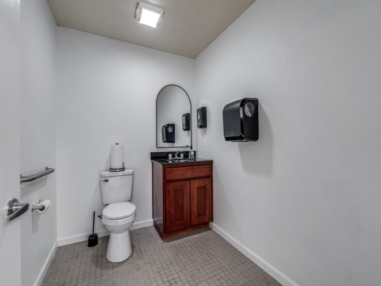 More Photos Of 112 Commercial Pl, Schertz Warehouse For Lease