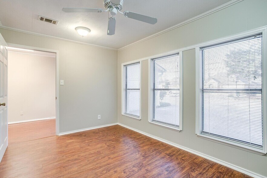 More Photos Of 2418 Cales Dr, Arlington Office Residential For Sale