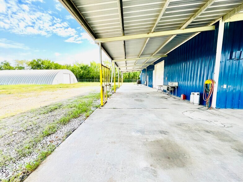 More Photos Of 4512 S Highway 35, Alvin Light Manufacturing For Lease