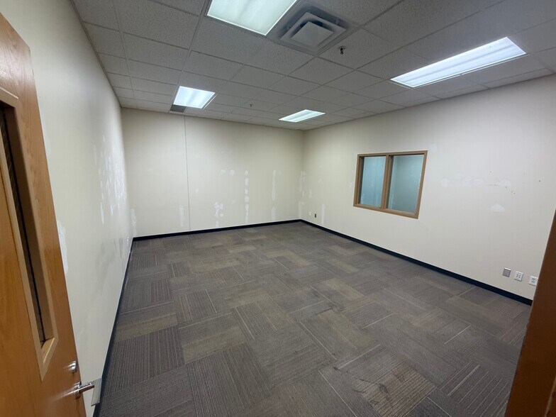 More Photos Of 9219-9255 E River Rd NW, Coon Rapids Flex For Lease