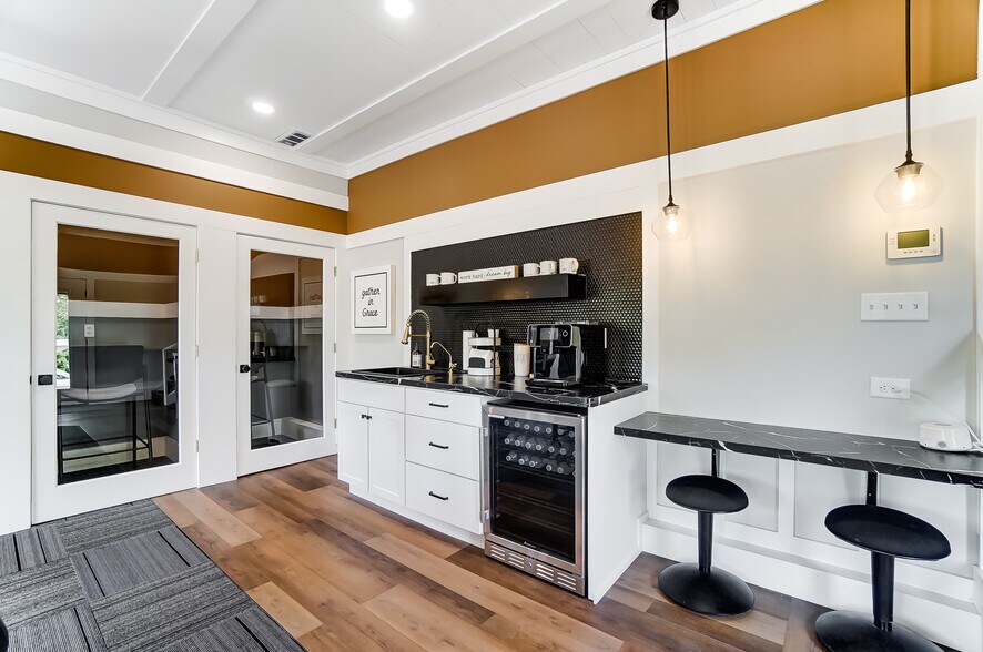 More Photos Of 15 Commercial Way, Springboro Medical For Sale