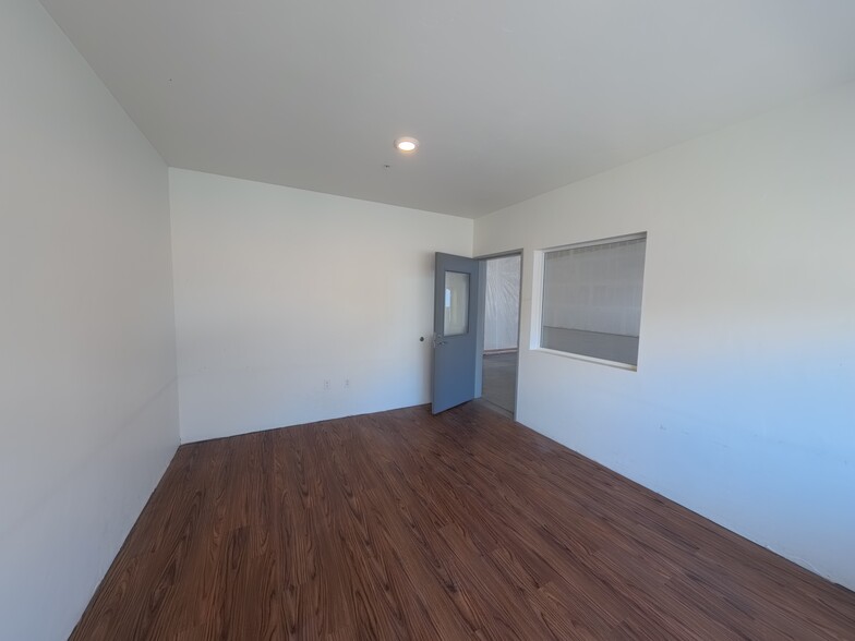 More Photos Of 2561 NE 4th St, Bend Warehouse For Lease