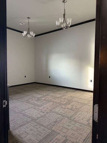 More Photos Of 1716 Signal Ridge Dr, Edmond Office For Sale