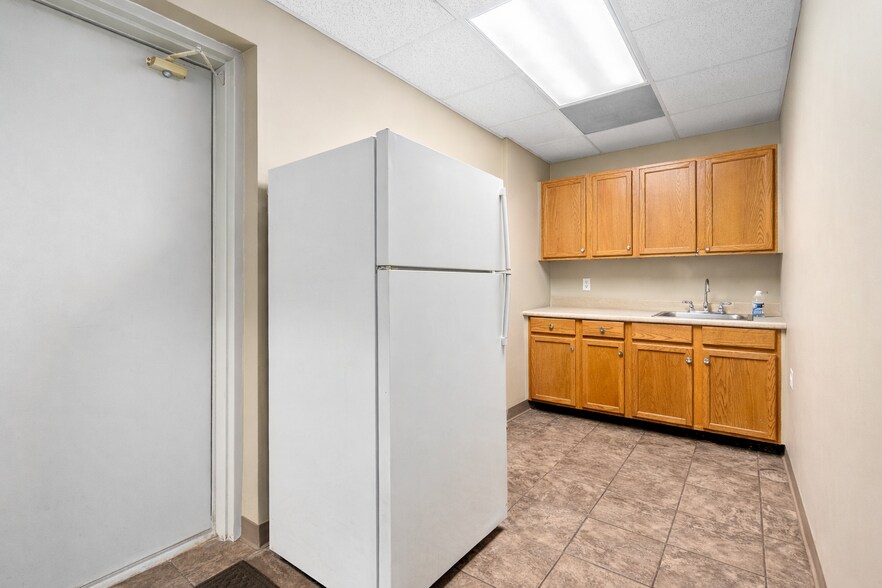 More Photos Of 1962 Mall Blvd, Auburn Warehouse For Sale