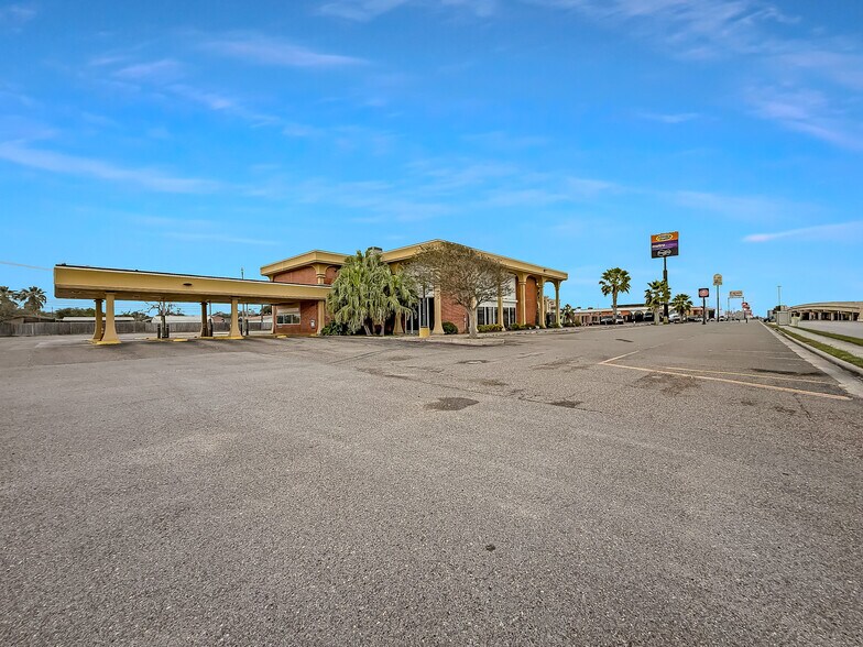 More Photos Of 1031 US Highway 181, Portland Bank For Lease