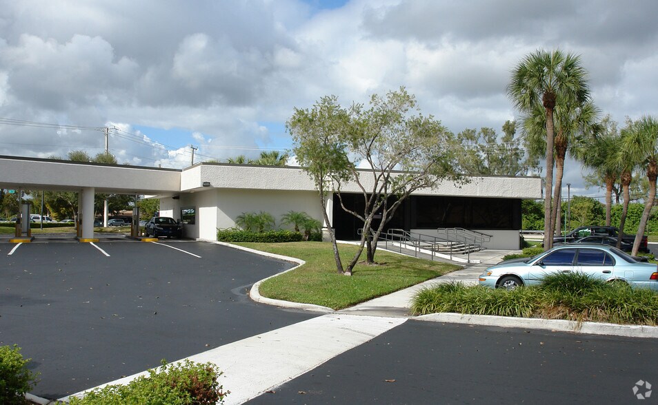 More Photos Of 10000 Taft St, Pembroke Pines Bank For Lease