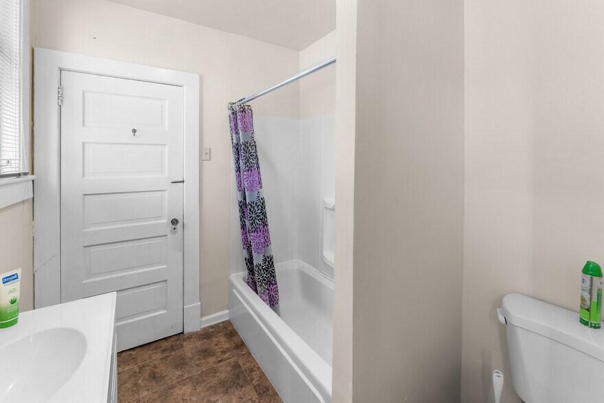 More Photos Of 902 W 36th St, Savannah Religious Facility For Lease