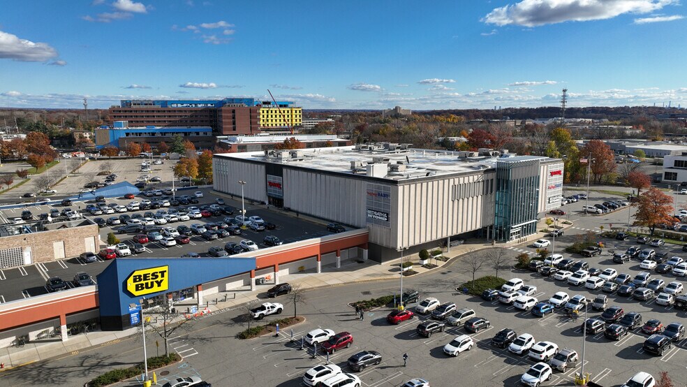 More Photos Of 34 E Ridgewood Ave, Paramus Department Store For Lease