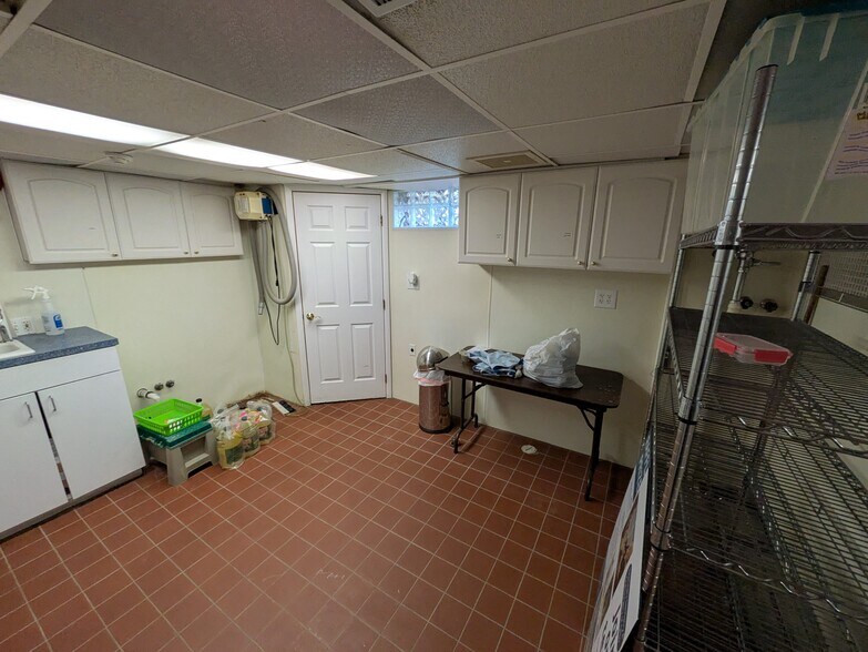 More Photos Of 2527 W Dublin Granville Rd, Columbus Veterinarian Kennel For Sale
