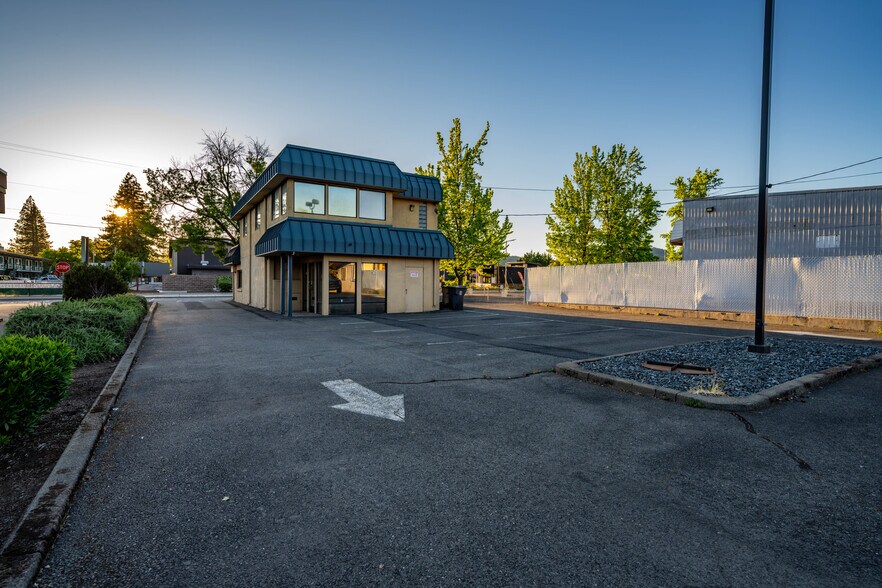 More Photos Of 735 SE 7th St, Grants Pass Office For Sale