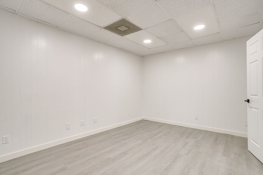 More Photos Of 1600 FM 3433, Newark Warehouse For Sale