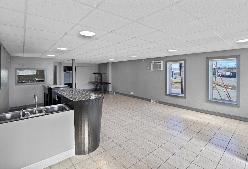 More Photos Of 1850 Easton Blvd, Des Moines Storefront Retail Residential For Sale