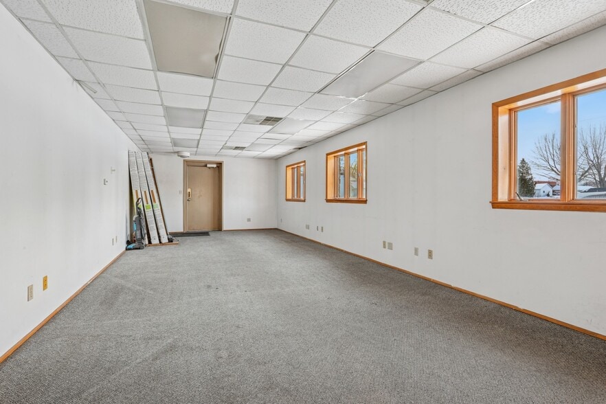 More Photos Of 1010 N Ashland Ave, Green Bay Flex For Sale