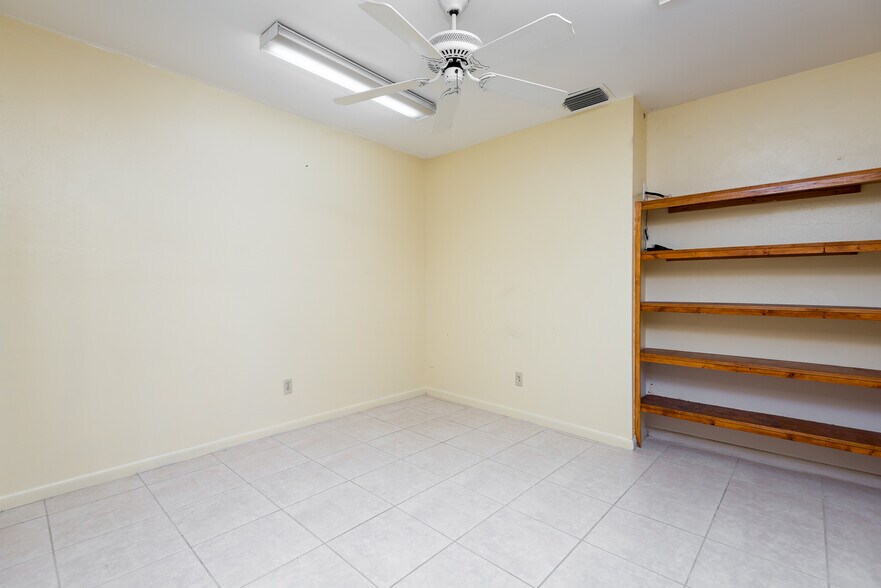 More Photos Of 420 NE 3rd Ave, Cape Coral Warehouse For Lease