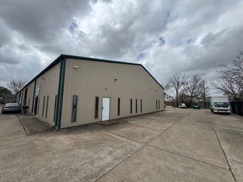 More Photos Of 4920 Pinemont Dr, Houston Manufacturing For Sale