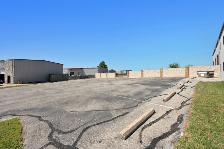 More Photos Of 165 Tecon Cv, Buda Warehouse For Lease