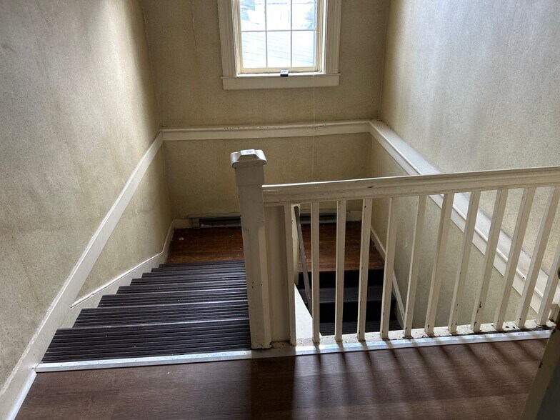 More Photos Of 214 Main St, Paris Office Residential For Sale