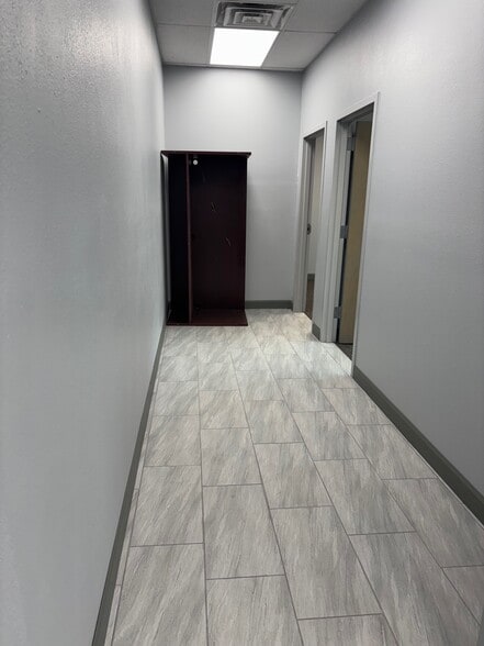 More Photos Of 3580 W Electra Ln, Glendale Showroom For Lease