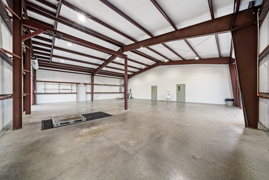 More Photos Of 18820 Sakera Rd, Hudson Warehouse For Lease