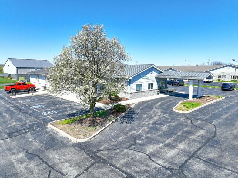 More Photos Of 2007 N Walnut St, Hartford City Office For Sale