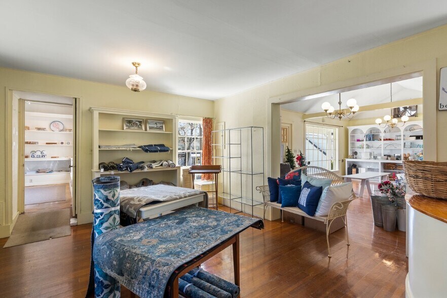 More Photos Of 34 Townsend Ave, Boothbay Harbor Freestanding For Sale