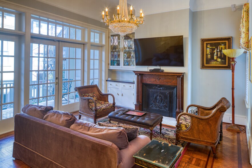 More Photos Of 14 E Taylor St, Savannah Specialty For Sale