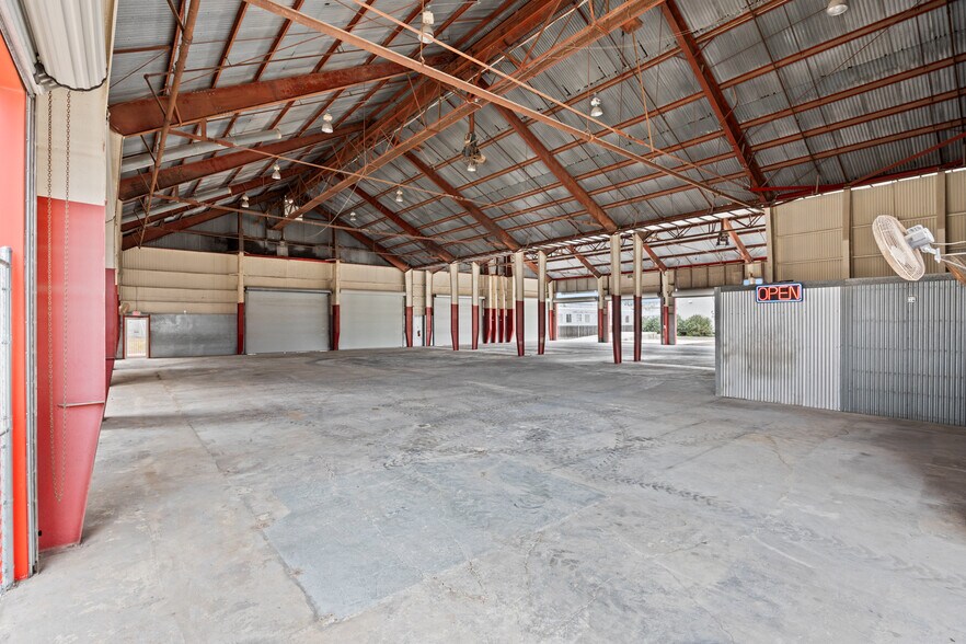 More Photos Of 1127 Bowie St, Seguin Warehouse For Sale