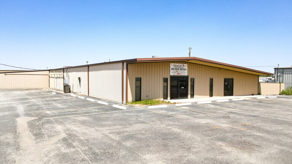 More Photos Of 2031 Trade Dr, Midland Showroom For Lease
