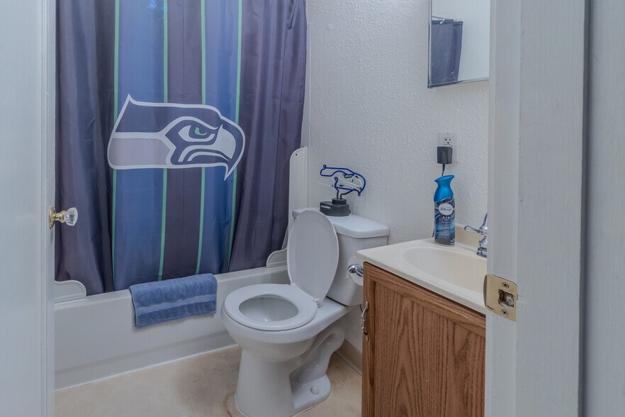 More Photos Of 322-324 W Kennewick Ave, Kennewick Specialty For Sale