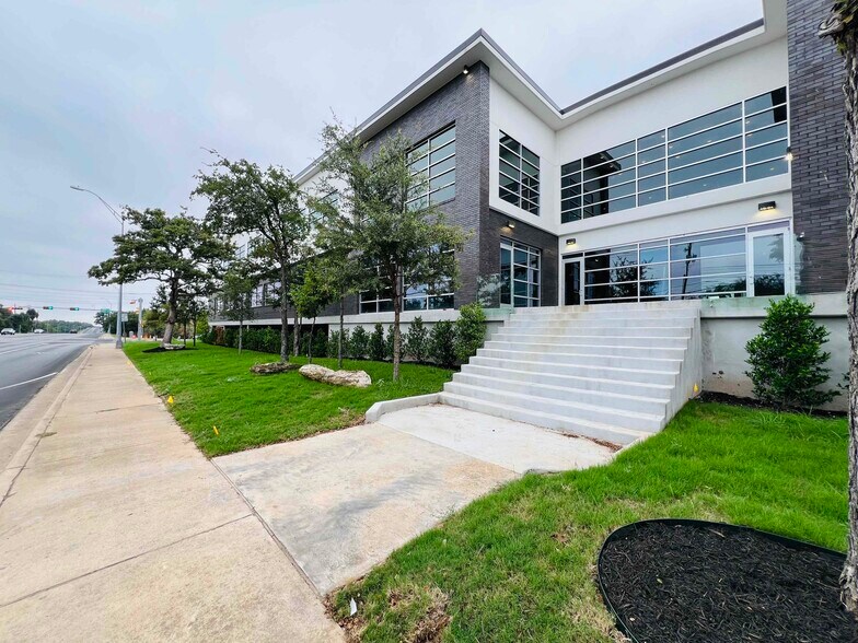 More Photos Of 8701 Menchaca Rd, Austin Medical For Lease