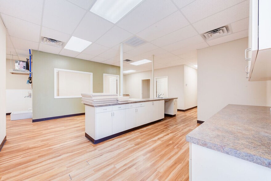 More Photos Of 5820 66th St, Lubbock Storefront Retail Office For Sale