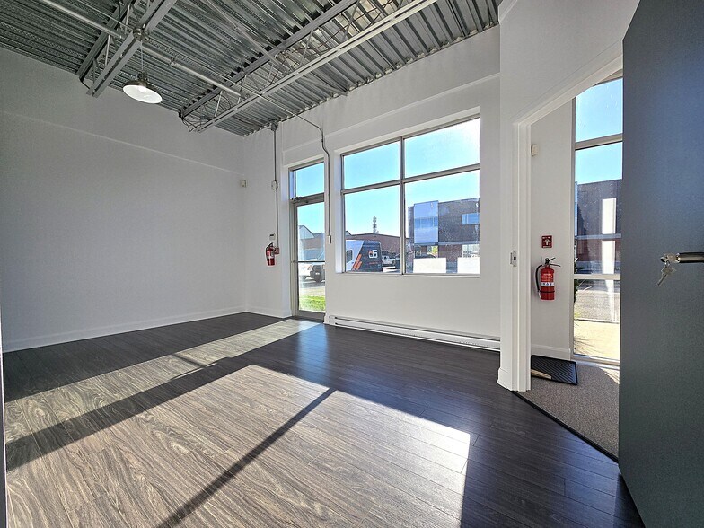 More Photos Of 557-577 Boul du Curé-Boivin, Boisbriand Warehouse For Sale