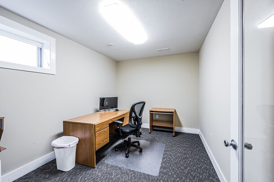 More Photos Of 1502 Westen St, Bowling Green Office For Sale