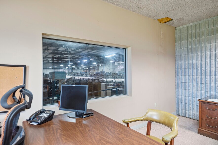More Photos Of 151 Hanger Cir, Richmond Warehouse For Sale