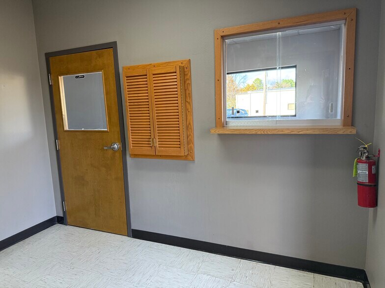 More Photos Of 7108 Texas Rd, Fort Smith Office For Sale