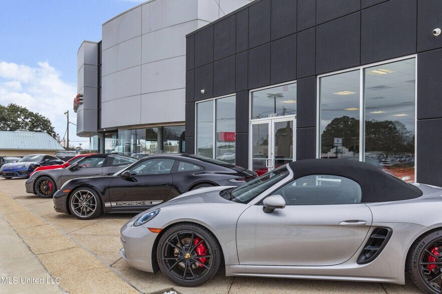 More Photos Of 5385 N I 55 St, Jackson Auto Dealership For Sale