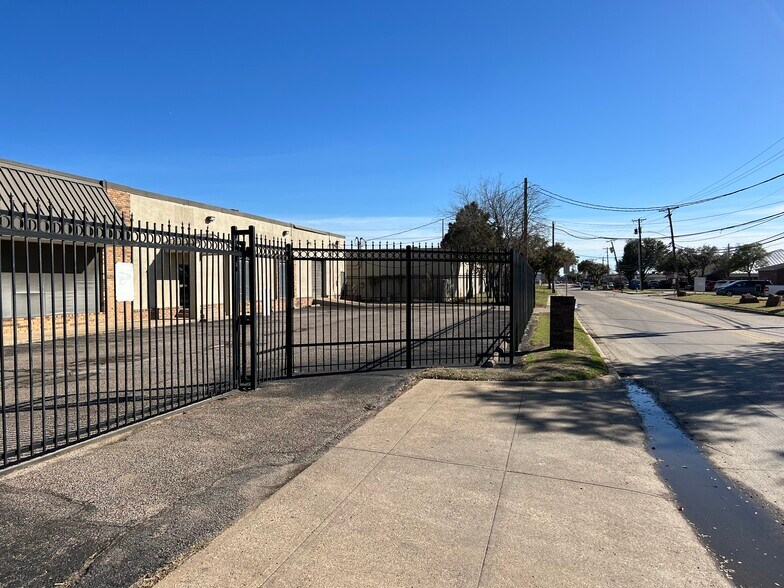 More Photos Of 11142 Shady Trl, Dallas Flex For Lease